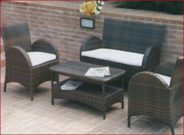 Divani, poltrone e tavolini in rattan