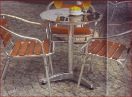 Tavoli e sedie in alluminio e legno
